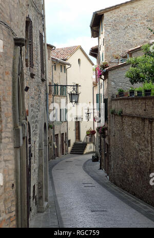 Schmale Gasse in Gualdo Cattaneo, Umbrien, Italien Stockfoto