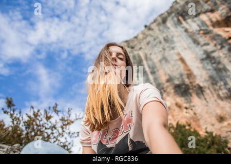 Spanien, Alquezar, Porträt der jungen Frau auf eine Wanderung vor der Felswand. Stockfoto