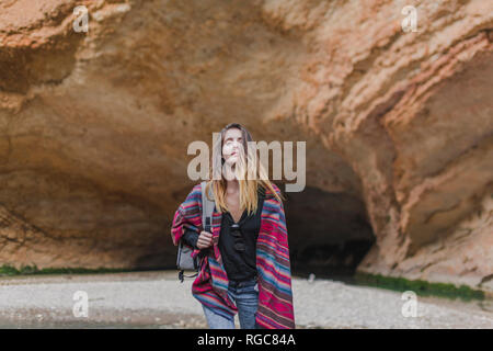 Spanien, Alquezar, junge Frau auf eine Wanderung vor Felsformation Stockfoto