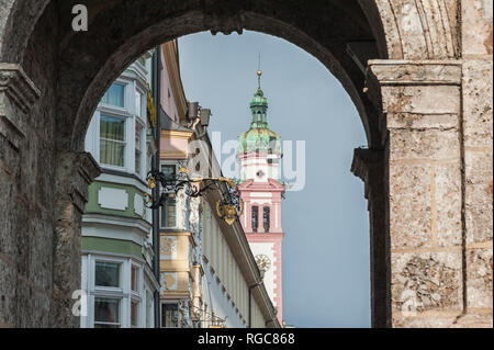 INNSBRUCK, Österreich - Januar, 01 2019: Die Triumph Arch und farbenfrohe Gebäude in der berühmten Maria Theresien Strasse in der Altstadt von Innsbruck. Stockfoto