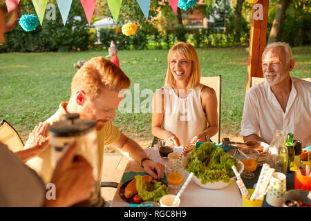 Mit Frau Kaffee auf einer Gartenparty Stockfoto