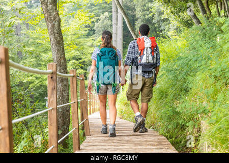 Italien, Massa, Rückansicht des jungen Paares Wanderungen und Spaziergänge auf der Promenade in den Apuanischen Alpen Stockfoto