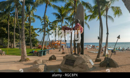 WAIKIKI, VEREINIGTE STAATEN VON AMERIKA-Am 12. Januar 2015: Die Duke Kahanamoku Statue in Waikiki, Hawaii Stockfoto