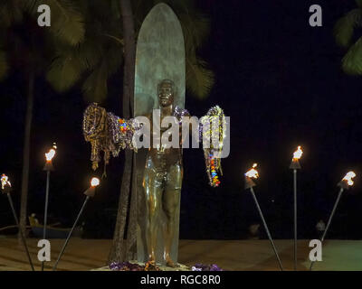 WAIKIKI, VEREINIGTE STAATEN VON AMERIKA-Am 12. Januar 2015: Die Duke Kahanamoku Statue in Waikiki, Hawaii bei Nacht Stockfoto