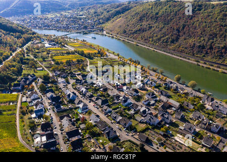 Deutschland, Rheinland-Pfalz, Kreis Mayen-Koblenz, Mosel, Stadt Alken und Weinberge Stockfoto