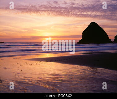 USA, Oregon, Samuel Boardman State Park, den Sonnenuntergang und das Meer am Strand Whalehead stack. Stockfoto