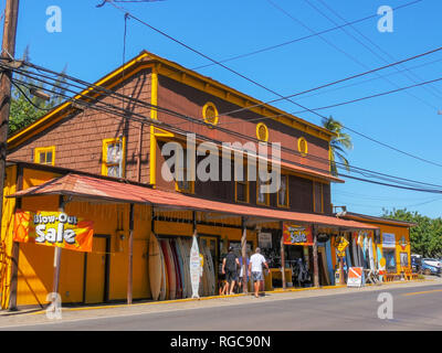 HALEIWA, VEREINIGTE STAATEN VON AMERIKA-Am 12. Januar 2015: Wide Shot eines historischen Surf Shop in haleiwa auf den North Shore von Hawaii Stockfoto