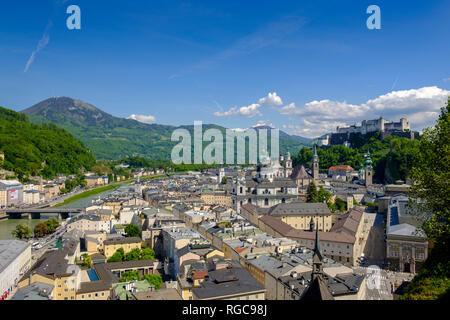 Österreich, Salzburg Land, Salzburg, Blick vom Moenchsberg, Altstadt mit Hochschule Kirche, die Kathedrale und die Festung Hohensalzburg Stockfoto