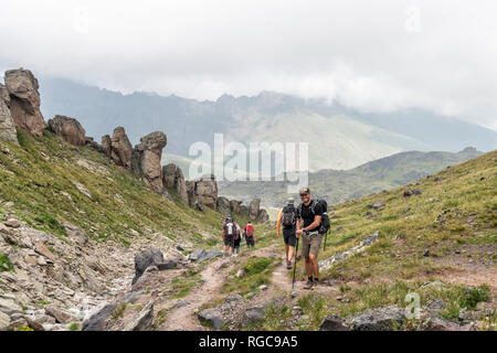 Russland, Kaukasus, Bergsteiger Wandern im oberen Baksan Tal Stockfoto