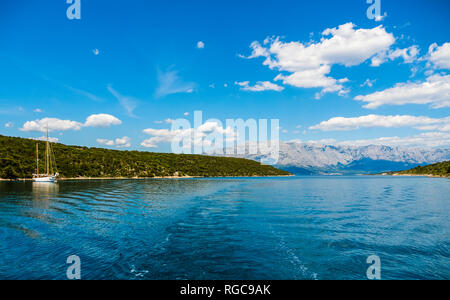 Kroatien, Damlatia, Insel Brac, Povlja, Bucht von Pucisca mit Segelschiff Stockfoto