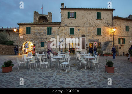 Piazza Roma in der Stadt Monteriggioni Stockfoto