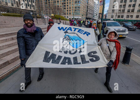 New York, Vereinigte Staaten. 28 Jan, 2019. Das neue Heiligtum Koalition für eine Mobilisierung der Mitglieder der Gemeinschaft und Verbündete für einen Jericho zu sammeln Spaziergang rund um das Federal Building in 26 Federal Plaza am 28 Januar, 2019 in Solidarität mit Ravi Ragbir, Executive Director der New Sanctuary Coalition, als er gezwungen wurde, sich mit der Einwanderungs- und Zollbehörden (ICE) prüfen. Credit: Erik McGregor/Pacific Press/Alamy leben Nachrichten Stockfoto