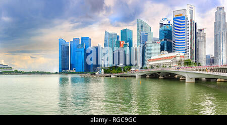 Singapur, Singapur - ca. September 2017: Skyline von Singapur City von Marina Bay, Singapore. Stockfoto