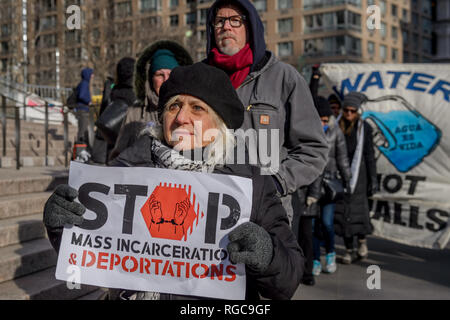 New York, Vereinigte Staaten. 28 Jan, 2019. Das neue Heiligtum Koalition für eine Mobilisierung der Mitglieder der Gemeinschaft und Verbündete für einen Jericho zu sammeln Spaziergang rund um das Federal Building in 26 Federal Plaza am 28 Januar, 2019 in Solidarität mit Ravi Ragbir, Executive Director der New Sanctuary Coalition, als er gezwungen wurde, sich mit der Einwanderungs- und Zollbehörden (ICE) prüfen. Credit: Erik McGregor/Pacific Press/Alamy leben Nachrichten Stockfoto