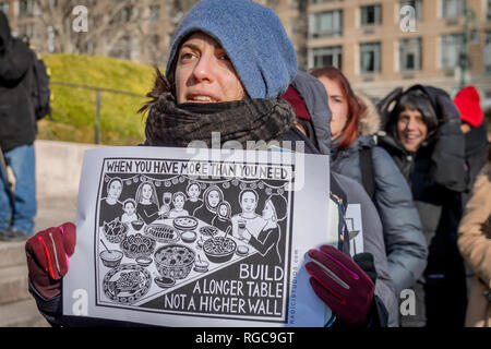 New York, Vereinigte Staaten. 28 Jan, 2019. Das neue Heiligtum Koalition für eine Mobilisierung der Mitglieder der Gemeinschaft und Verbündete für einen Jericho zu sammeln Spaziergang rund um das Federal Building in 26 Federal Plaza am 28 Januar, 2019 in Solidarität mit Ravi Ragbir, Executive Director der New Sanctuary Coalition, als er gezwungen wurde, sich mit der Einwanderungs- und Zollbehörden (ICE) prüfen. Credit: Erik McGregor/Pacific Press/Alamy leben Nachrichten Stockfoto