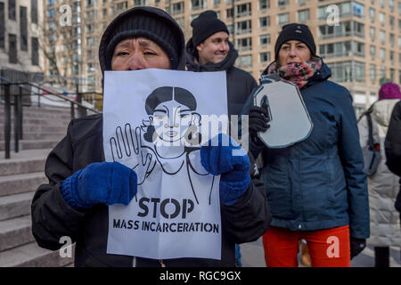 New York, Vereinigte Staaten. 28 Jan, 2019. Das neue Heiligtum Koalition für eine Mobilisierung der Mitglieder der Gemeinschaft und Verbündete für einen Jericho zu sammeln Spaziergang rund um das Federal Building in 26 Federal Plaza am 28 Januar, 2019 in Solidarität mit Ravi Ragbir, Executive Director der New Sanctuary Coalition, als er gezwungen wurde, sich mit der Einwanderungs- und Zollbehörden (ICE) prüfen. Credit: Erik McGregor/Pacific Press/Alamy leben Nachrichten Stockfoto