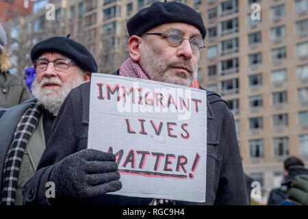 New York, Vereinigte Staaten. 28 Jan, 2019. Das neue Heiligtum Koalition für eine Mobilisierung der Mitglieder der Gemeinschaft und Verbündete für einen Jericho zu sammeln Spaziergang rund um das Federal Building in 26 Federal Plaza am 28 Januar, 2019 in Solidarität mit Ravi Ragbir, Executive Director der New Sanctuary Coalition, als er gezwungen wurde, sich mit der Einwanderungs- und Zollbehörden (ICE) prüfen. Credit: Erik McGregor/Pacific Press/Alamy leben Nachrichten Stockfoto