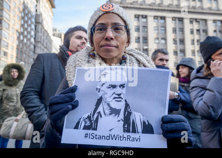 New York, Vereinigte Staaten. 28 Jan, 2019. Das neue Heiligtum Koalition für eine Mobilisierung der Mitglieder der Gemeinschaft und Verbündete für einen Jericho zu sammeln Spaziergang rund um das Federal Building in 26 Federal Plaza am 28 Januar, 2019 in Solidarität mit Ravi Ragbir, Executive Director der New Sanctuary Coalition, als er gezwungen wurde, sich mit der Einwanderungs- und Zollbehörden (ICE) prüfen. Credit: Erik McGregor/Pacific Press/Alamy leben Nachrichten Stockfoto