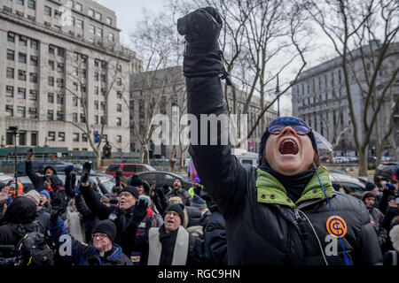 New York, Vereinigte Staaten. 28 Jan, 2019. Das neue Heiligtum Koalition für eine Mobilisierung der Mitglieder der Gemeinschaft und Verbündete für einen Jericho zu sammeln Spaziergang rund um das Federal Building in 26 Federal Plaza am 28 Januar, 2019 in Solidarität mit Ravi Ragbir, Executive Director der New Sanctuary Coalition, als er gezwungen wurde, sich mit der Einwanderungs- und Zollbehörden (ICE) prüfen. Credit: Erik McGregor/Pacific Press/Alamy leben Nachrichten Stockfoto