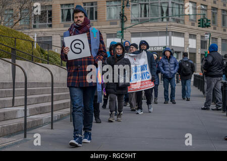 New York, Vereinigte Staaten. 28 Jan, 2019. Das neue Heiligtum Koalition für eine Mobilisierung der Mitglieder der Gemeinschaft und Verbündete für einen Jericho zu sammeln Spaziergang rund um das Federal Building in 26 Federal Plaza am 28 Januar, 2019 in Solidarität mit Ravi Ragbir, Executive Director der New Sanctuary Coalition, als er gezwungen wurde, sich mit der Einwanderungs- und Zollbehörden (ICE) prüfen. Credit: Erik McGregor/Pacific Press/Alamy leben Nachrichten Stockfoto