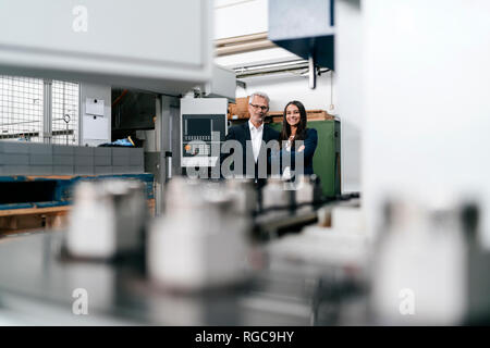 Geschäftsmann eine Frau in High Tech Unternehmen, schauen zuversichtlich Stockfoto