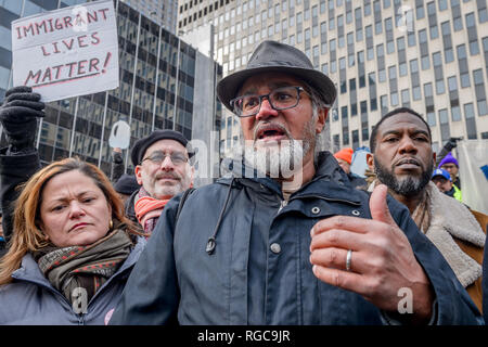 New York, Vereinigte Staaten. 28 Jan, 2019. Ravi Ragbir, Executive Director des neuen Heiligtums Koalition - Das neue Heiligtum Koalition für eine Mobilisierung der Mitglieder der Gemeinschaft und Verbündeten forderte eine Jericho zu sammeln Spaziergang rund um das Federal Building in 26 Federal Plaza am 28 Januar, 2019 in Solidarität mit Ravi Ragbir, Executive Director der New Sanctuary Coalition, als er gezwungen wurde, sich mit der Einwanderungs- und Zollbehörden (ICE) prüfen. Credit: Erik McGregor/Pacific Press/Alamy leben Nachrichten Stockfoto
