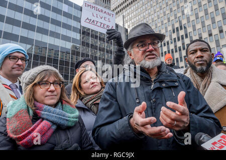 New York, Vereinigte Staaten. 28 Jan, 2019. Ravi Ragbir, Executive Director des neuen Heiligtums Koalition - Das neue Heiligtum Koalition für eine Mobilisierung der Mitglieder der Gemeinschaft und Verbündeten forderte eine Jericho zu sammeln Spaziergang rund um das Federal Building in 26 Federal Plaza am 28 Januar, 2019 in Solidarität mit Ravi Ragbir, Executive Director der New Sanctuary Coalition, als er gezwungen wurde, sich mit der Einwanderungs- und Zollbehörden (ICE) prüfen. Credit: Erik McGregor/Pacific Press/Alamy leben Nachrichten Stockfoto