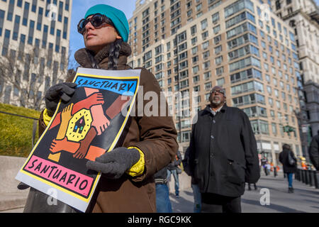 New York, Vereinigte Staaten. 28 Jan, 2019. Das neue Heiligtum Koalition für eine Mobilisierung der Mitglieder der Gemeinschaft und Verbündete für einen Jericho zu sammeln Spaziergang rund um das Federal Building in 26 Federal Plaza am 28 Januar, 2019 in Solidarität mit Ravi Ragbir, Executive Director der New Sanctuary Coalition, als er gezwungen wurde, sich mit der Einwanderungs- und Zollbehörden (ICE) prüfen. Credit: Erik McGregor/Pacific Press/Alamy leben Nachrichten Stockfoto