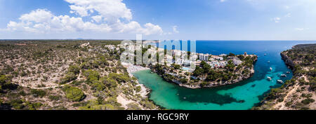 Spanien, Balearen, Mallorca, Llucmajor, Luftbild der Bucht von Cala Pi und Torre de Cala Pi Stockfoto