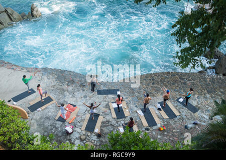 Mexiko, Mismaloya, Ausbilder mit Yoga Klasse bei Ocean Front Stockfoto