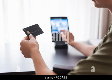 Nahaufnahme von Hand mit Kreditkarte Stockfoto