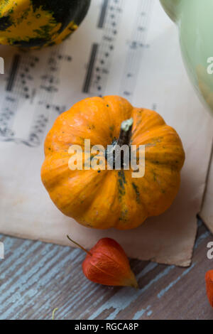 Herbstliche Dekoration mit dekorative Kürbisse und Lampions auf Musik Blatt Stockfoto