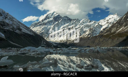 Bewölkt Mt Cook und die glazialen hooker See mit Eisbergen Stockfoto