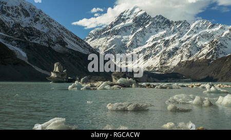 Morgen anzeigen Mt Cook und die glazialen hooker See mit Eisbergen Stockfoto