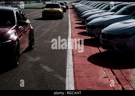 Autos in einer Reihe auf Rennstrecke Stockfoto