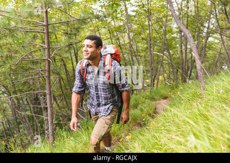 Italien, Massa, junge Menschen wandern in die Apuanischen Berge Stockfoto