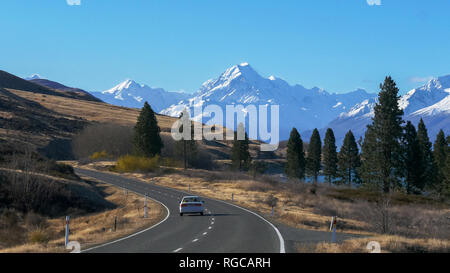 Ein Auto fährt auf dem Weg nach Mt Cook in Neuseeland Stockfoto