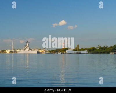 Ein Blick auf die USS Missouri und das Arizona Memorial in Pearl Harbor, Hawaii Stockfoto