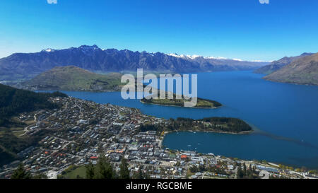 Blick auf die Skyline von Queenstown und Lake Wakitipu in Neuseeland Stockfoto