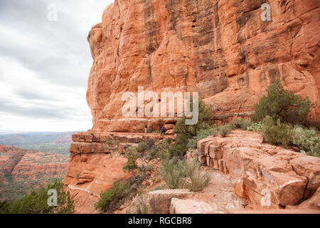 Wanderer zu Fuß entlang der Kante des Cathedral Rock im Sedona Arizona Stockfoto