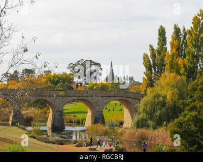 Long Shot der historischen Altstadt steinerne Brücke in Richmond, Tasmanien, die älteste Brücke noch in Australien benutzt wird Stockfoto