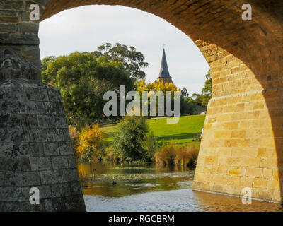 In der Nähe der historischen Altstadt steinerne Brücke und der Turm der St. Johannes Kirche durch die Bögen des ältesten Australiens Brücke im Einsatz eingerahmt. Stockfoto