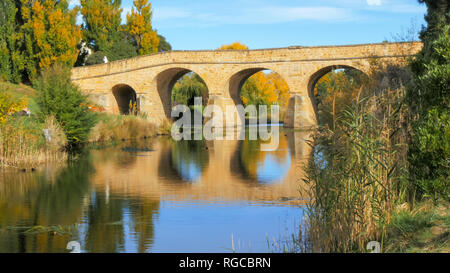 Reflexionen der historischen Altstadt steinerne Brücke in den Gewässern der Coal River in Richmond, Tasmanien Stockfoto