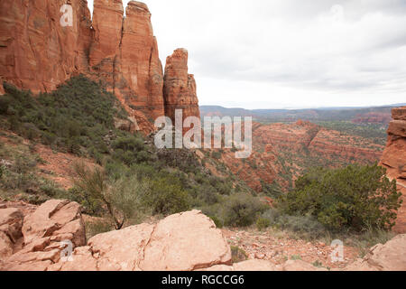 Anzeigen von Sedona Arizona entlang der Oberseite der Cathedral Rock Trail Stockfoto