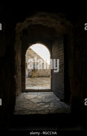 Innere Tür und Canon in der Burg von Limassol auf Zypern. Stockfoto