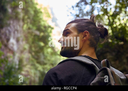Spanien, Kanarische Inseln, La Palma, Rückansicht der Wanderer in einem Wald um suchen Stockfoto