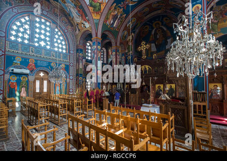 Die Wandmalerei bedeckt, bunte Kirche des Agios Kendeas in Paphos, Zypern. Stockfoto