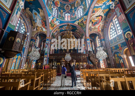 Die Wandmalerei bedeckt, bunte Kirche des Agios Kendeas in Paphos, Zypern. Stockfoto