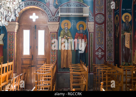 Die Wandmalerei bedeckt, bunte Kirche des Agios Kendeas in Paphos, Zypern. Stockfoto