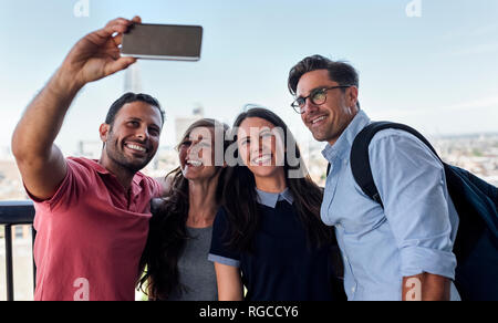 UK, London, vier Freunde eine selfie mit der Stadt im Hintergrund Stockfoto